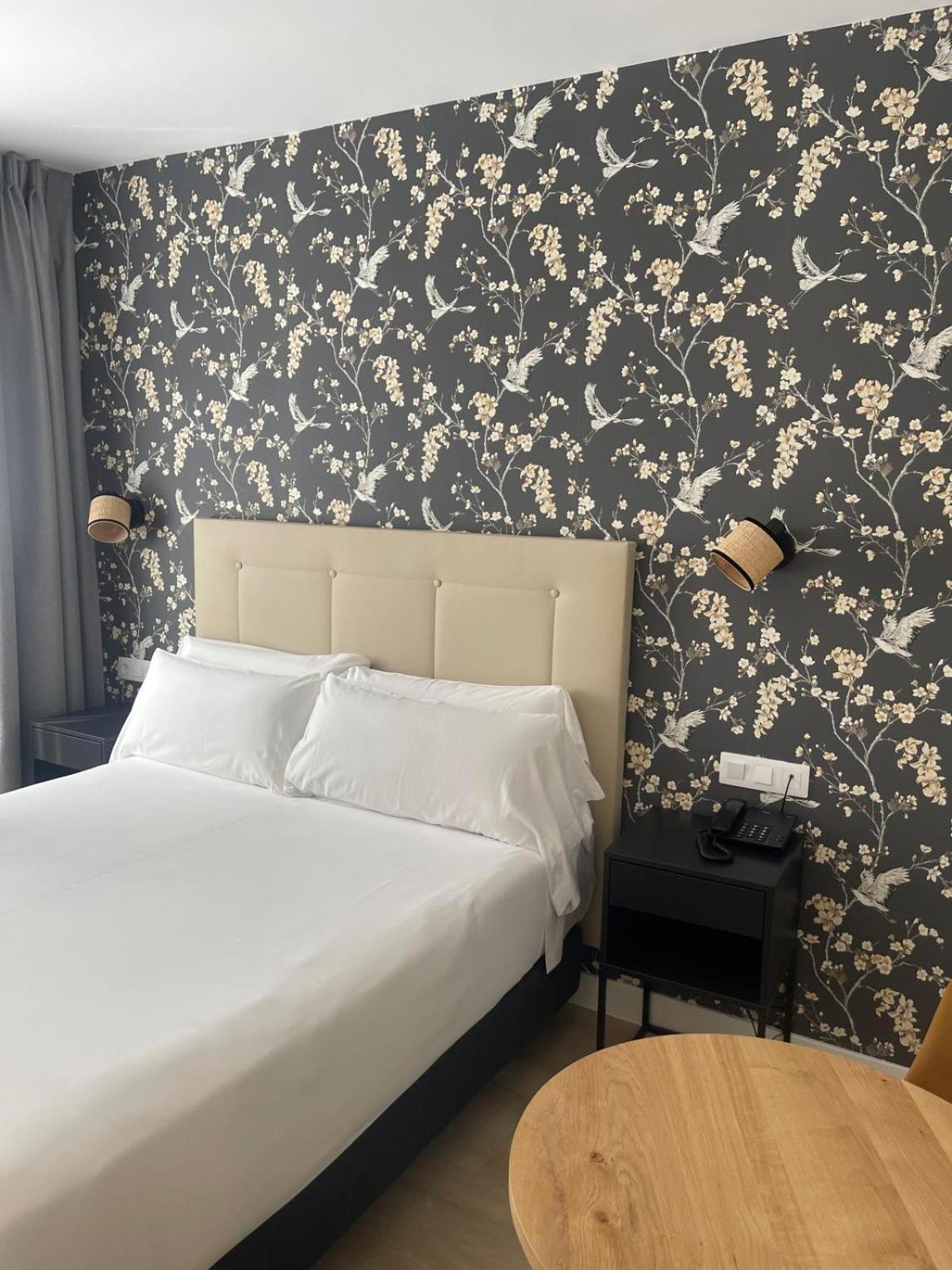 Hotel Cisneros الكالا ذي إِناريس المظهر الخارجي الصورة
